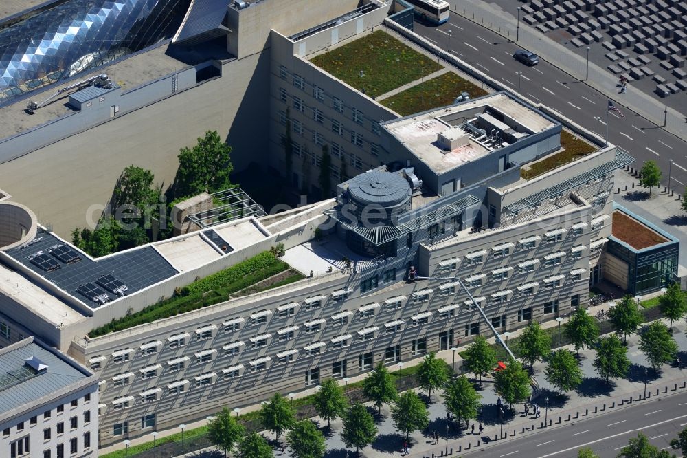 Berlin from above - Facades - cleaning the building of the U.S. Embassy on Pariser Platz in the district of Mitte in Berlin