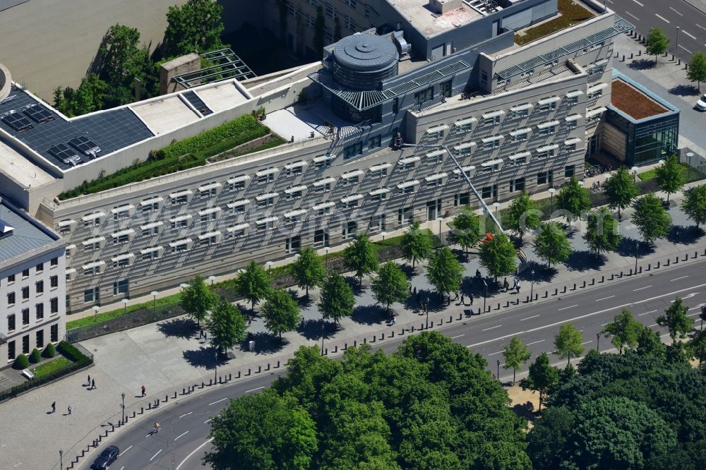 Berlin from the bird's eye view: Facades - cleaning the building of the U.S. Embassy on Pariser Platz in the district of Mitte in Berlin