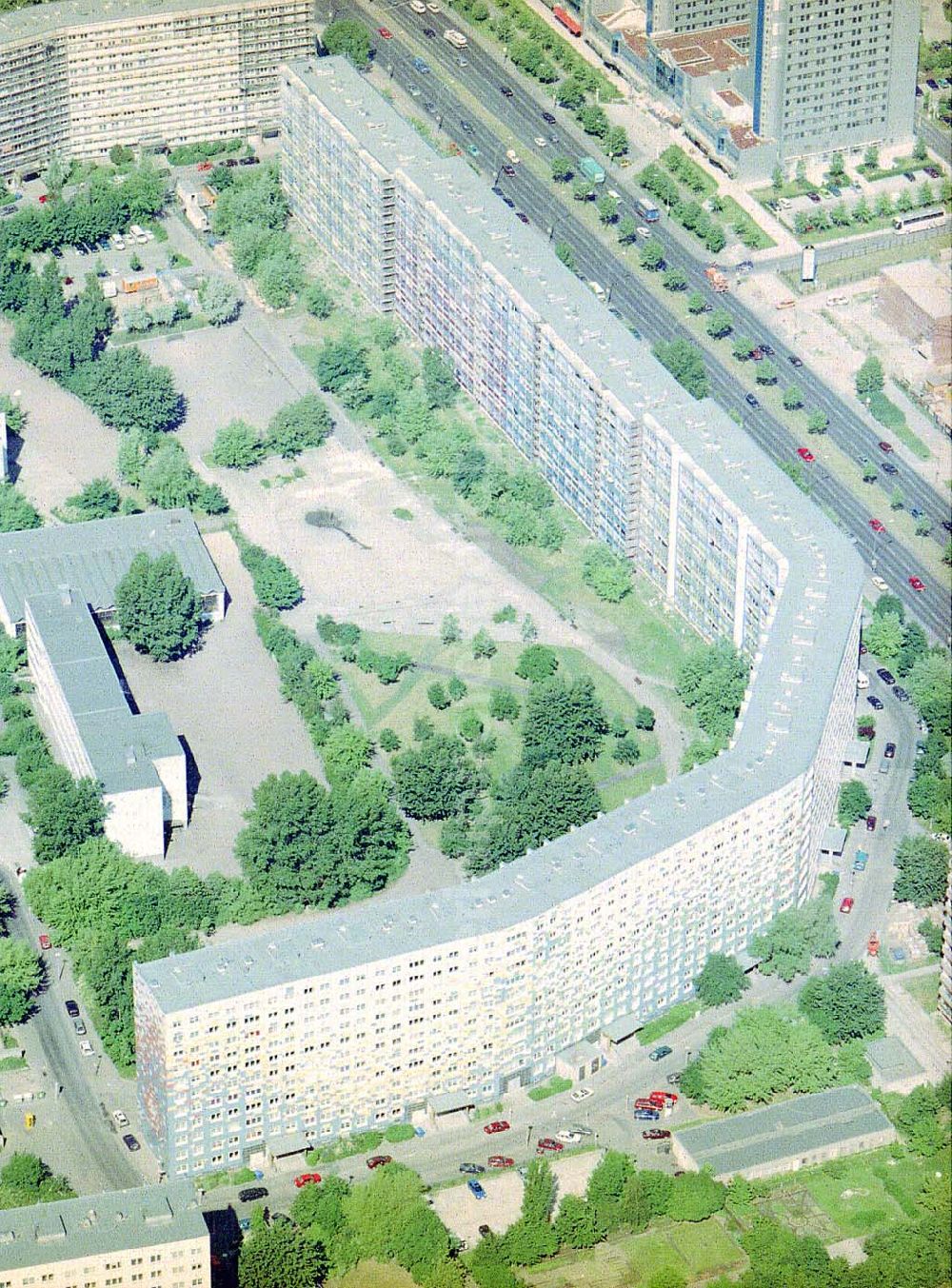 Aerial image Berlin - Lichtenberg - Fassadenrekonstruierte Wohnsiedlung der HOWOGE an der Landsberger Allee in Berlin - Lichtenberg.