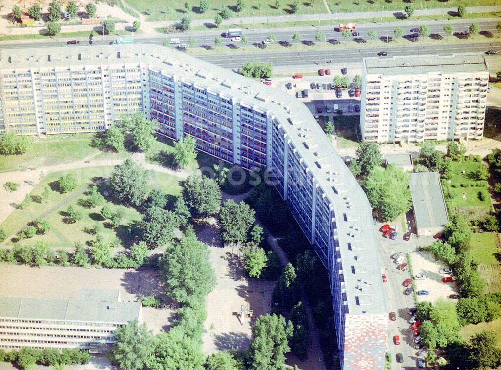 Aerial photograph Berlin - Lichtenberg - Fassadenrekonstruierte Wohnsiedlung der HOWOGE an der Landsberger Allee in Berlin - Lichtenberg.