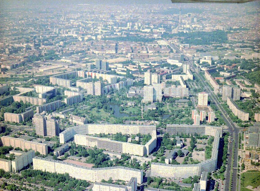 Berlin - Lichtenberg from the bird's eye view: Fassadenrekonstruierte Wohnsiedlung der HOWOGE an der Landsberger Allee in Berlin - Lichtenberg.