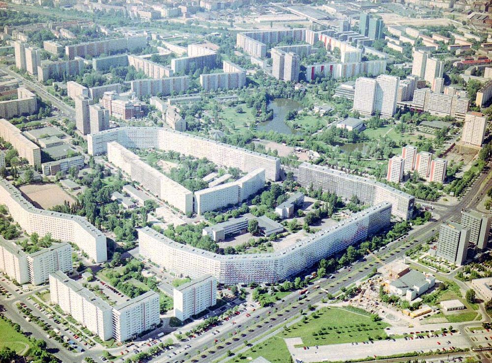 Aerial image Berlin - Lichtenberg - Fassadenrekonstruierte Wohnsiedlung der HOWOGE an der Landsberger Allee in Berlin - Lichtenberg.