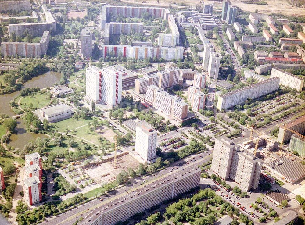 Aerial photograph Berlin - Lichtenberg - Fassadenrekonstruierte Wohnsiedlung der HOWOGE an der Landsberger Allee in Berlin - Lichtenberg.