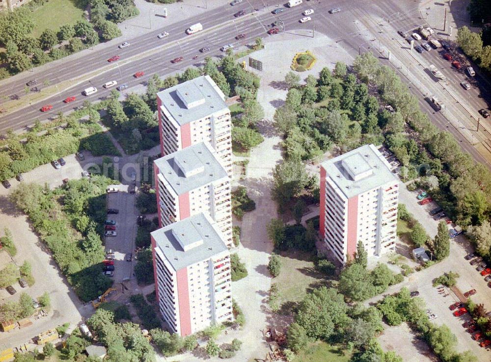 Berlin - Lichtenberg from above - Fassadenrekonstruierte Wohnsiedlung der HOWOGE an der Landsberger Allee in Berlin - Lichtenberg.