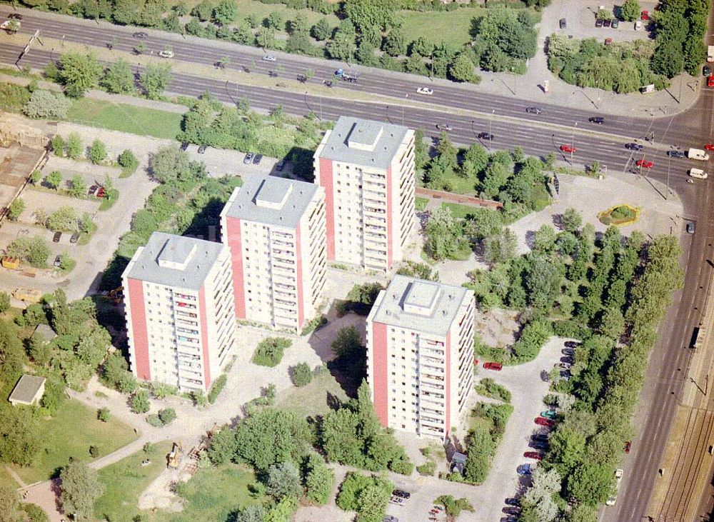 Berlin - Lichtenberg from the bird's eye view: Fassadenrekonstruierte Wohnsiedlung der HOWOGE an der Landsberger Allee in Berlin - Lichtenberg.