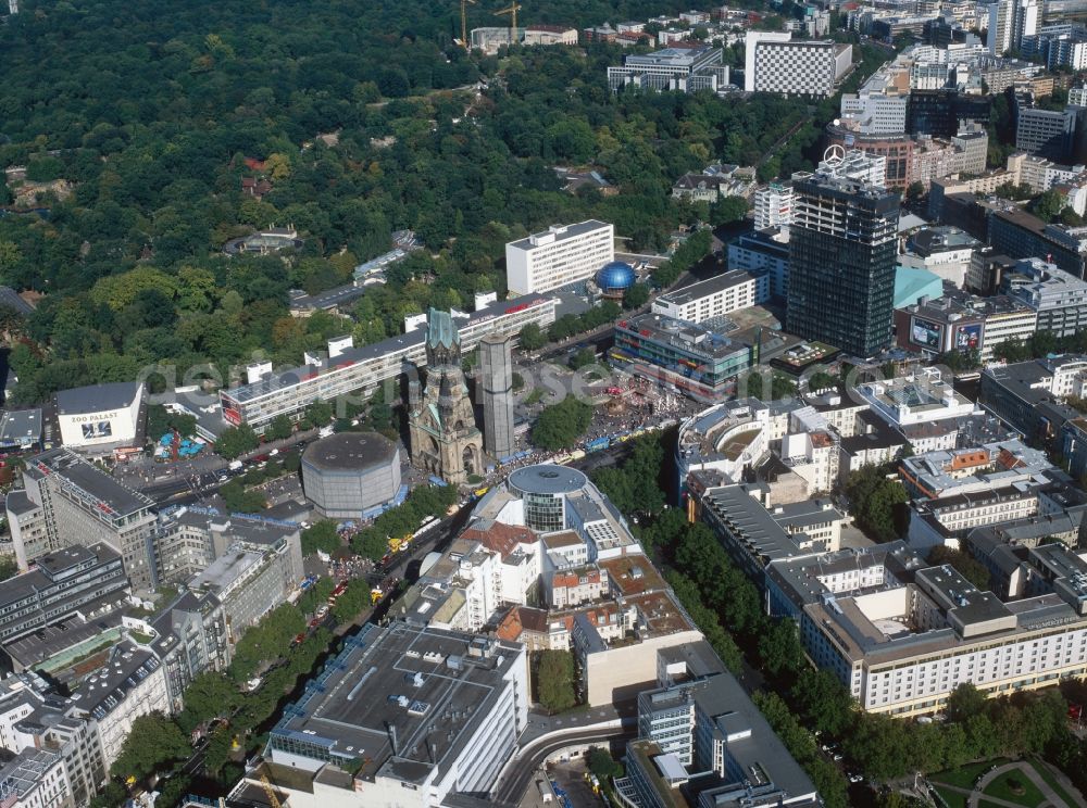 Berlin from above - Fassadensanierung am Hochhaus des Europa Centers am Breitscheidplatz in Berlin Charlottenburg