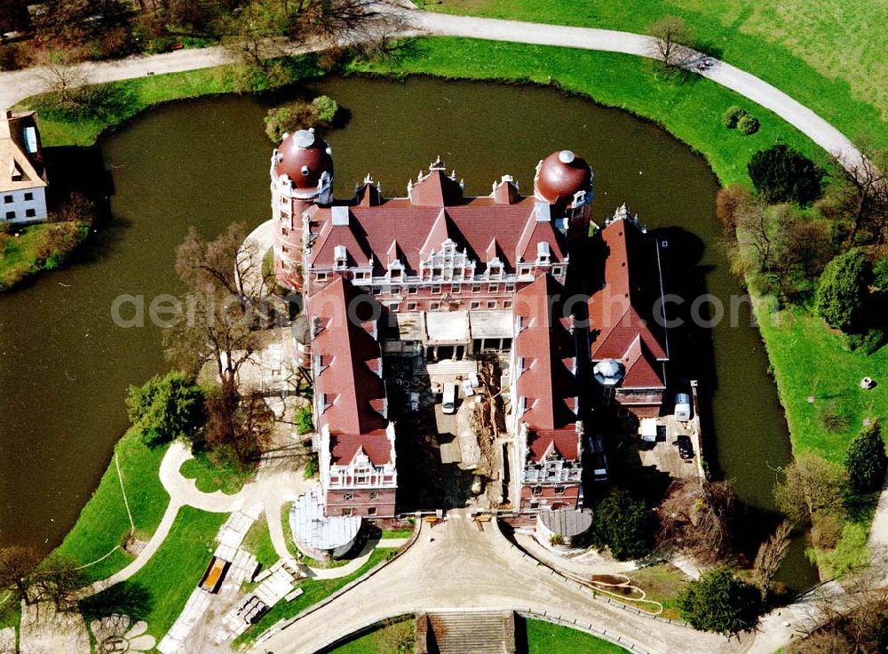 Bad Muskau from above - Fast fertig rekonstruiertes Schloß in Bad Muskau im Fürst - Pückler - Parkes an der Neiße zur polnischen Grenze.