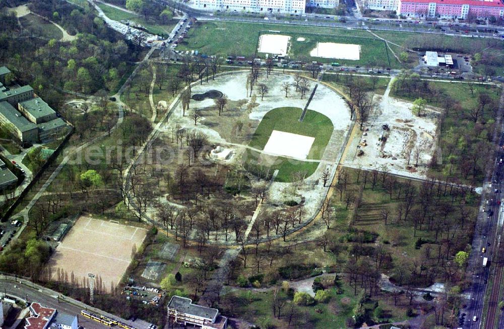 Aerial photograph Berlin - Friedrichshain - Fast fertig umgebauter Sport- und Erholungspark auf dem Gelände des ehem. Schwimmstadions im Volkspark Friedrichshain am SEZ Berlin.