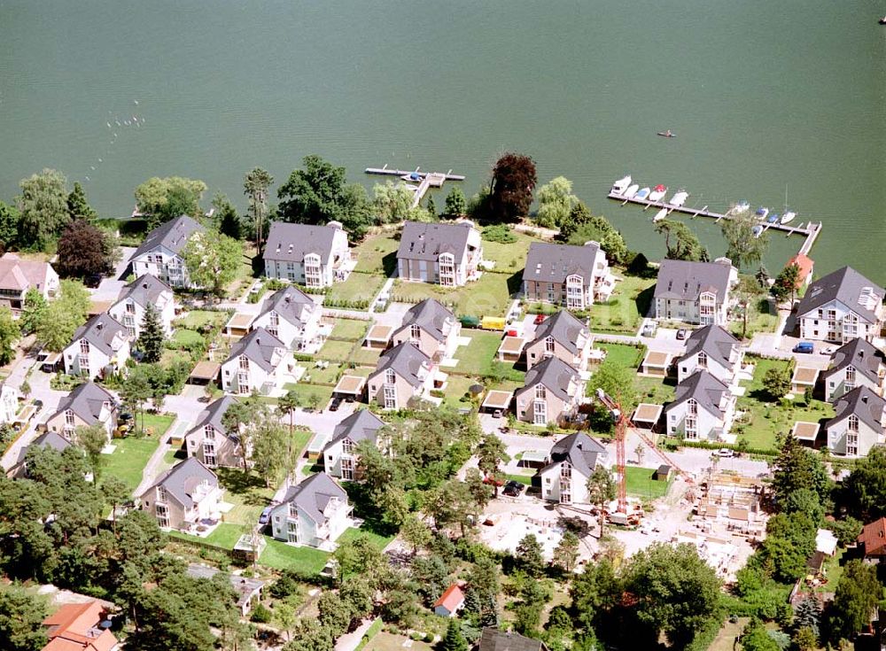 Aerial photograph Zeuthen - Fast fertige Bauabschnitte der Wohnsiedlung der EDR GmbH auf dem Gelände des ehem. DDR-Diplomatenclubs am Zeuthener See.