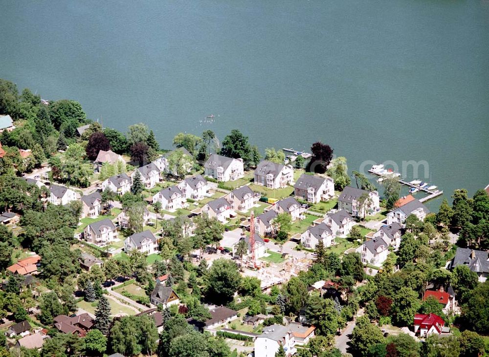 Zeuthen from above - Fast fertige Bauabschnitte der Wohnsiedlung der EDR GmbH auf dem Gelände des ehem. DDR-Diplomatenclubs am Zeuthener See.