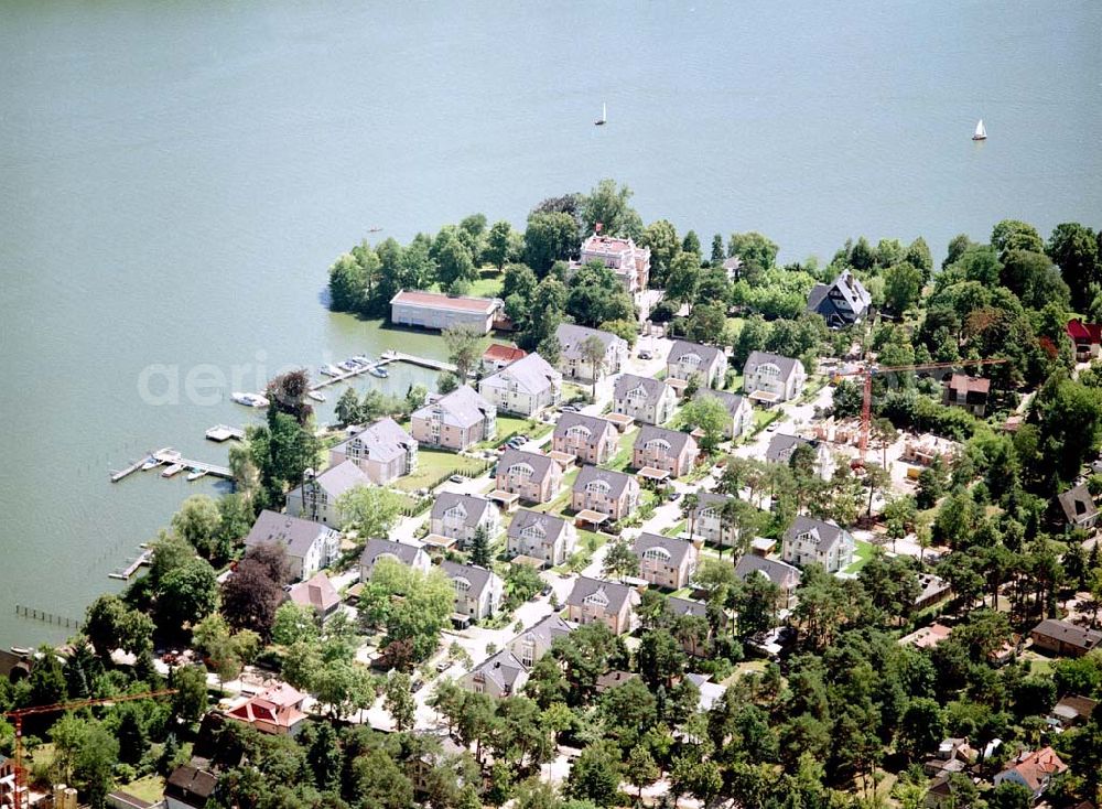 Zeuthen from the bird's eye view: Fast fertige Bauabschnitte der Wohnsiedlung der EDR GmbH auf dem Gelände des ehem. DDR-Diplomatenclubs am Zeuthener See.