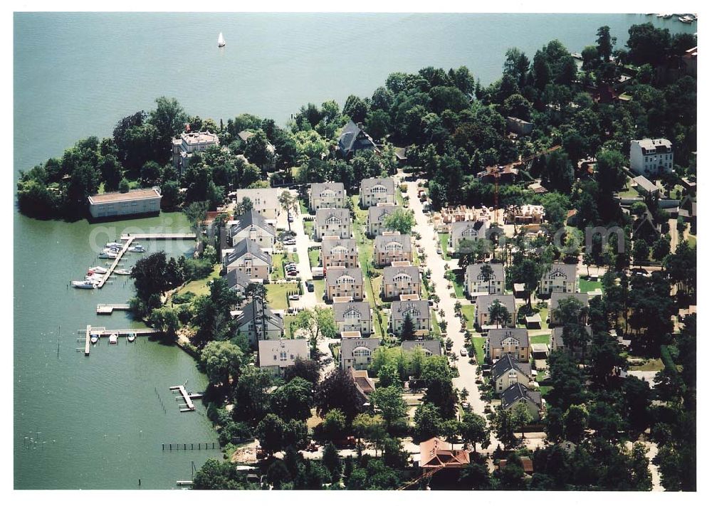 Aerial image Zeuthen - Fast fertige Bauabschnitte der Wohnsiedlung der EDR GmbH auf dem Gelände des ehem. DDR-Diplomatenclubs am Zeuthener See.