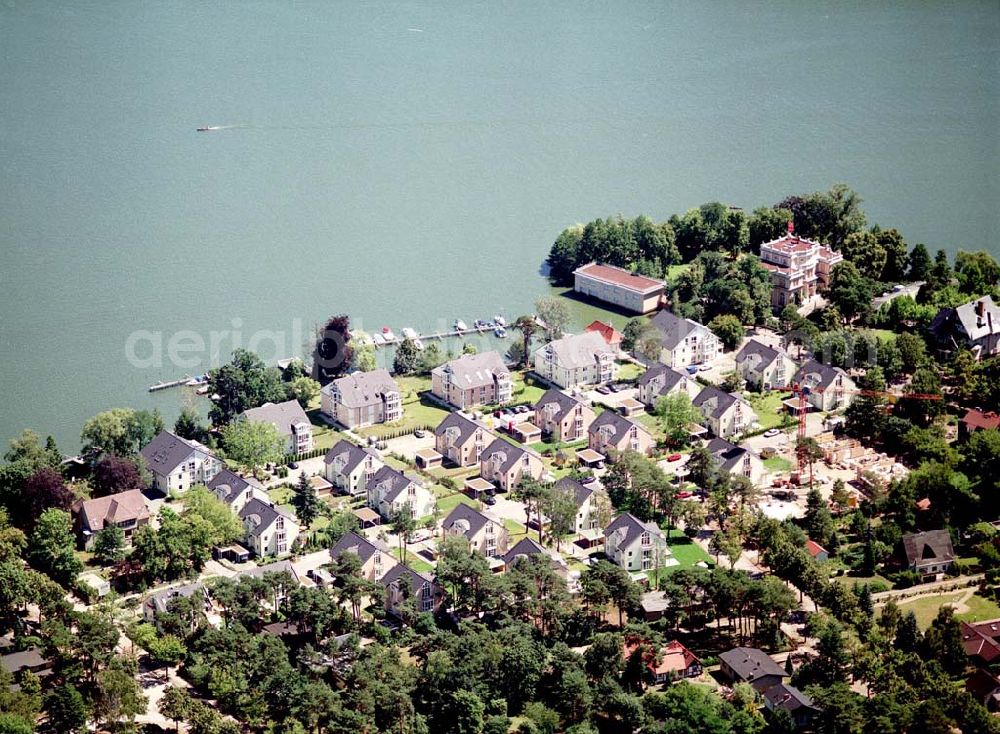 Aerial photograph Zeuthen - Fast fertige Bauabschnitte der Wohnsiedlung der EDR GmbH auf dem Gelände des ehem. DDR-Diplomatenclubs am Zeuthener See.