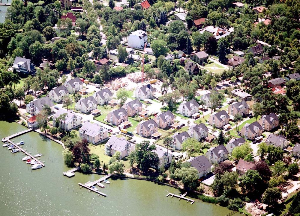 Zeuthen from above - Fast fertige Bauabschnitte der Wohnsiedlung der EDR GmbH auf dem Gelände des ehem. DDR-Diplomatenclubs am Zeuthener See.