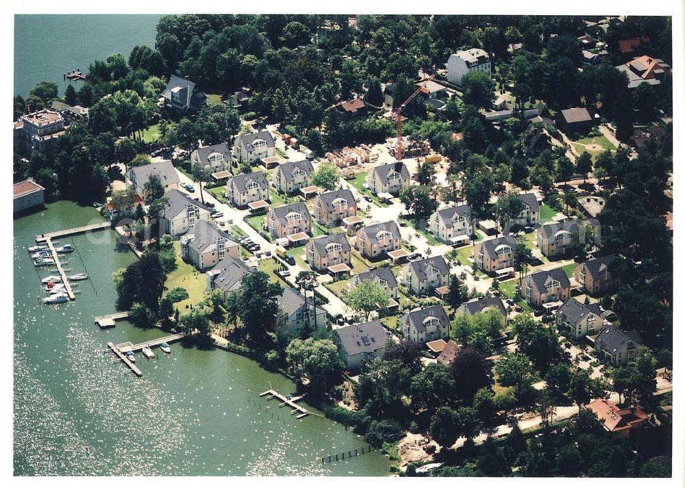 Zeuthen from the bird's eye view: Fast fertige Bauabschnitte der Wohnsiedlung der EDR GmbH auf dem Gelände des ehem. DDR-Diplomatenclubs am Zeuthener See.