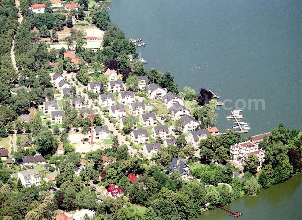 Aerial image Zeuthen - Fast fertige Bauabschnitte der Wohnsiedlung der EDR GmbH auf dem Gelände des ehem. DDR-Diplomatenclubs am Zeuthener See.