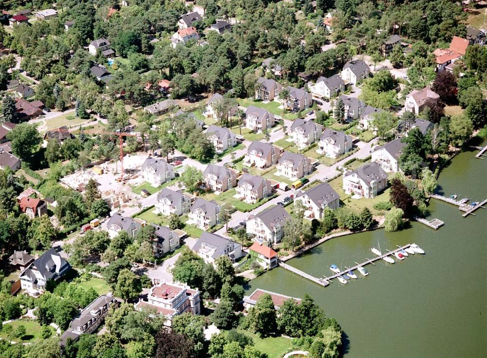 Aerial photograph Zeuthen - Fast fertige Bauabschnitte der Wohnsiedlung der EDR GmbH auf dem Gelände des ehem. DDR-Diplomatenclubs am Zeuthener See.