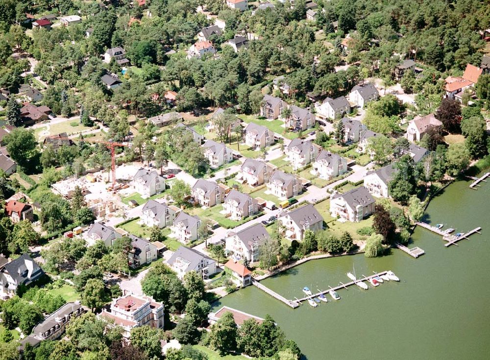 Zeuthen from above - Fast fertige Bauabschnitte der Wohnsiedlung der EDR GmbH auf dem Gelände des ehem. DDR-Diplomatenclubs am Zeuthener See.