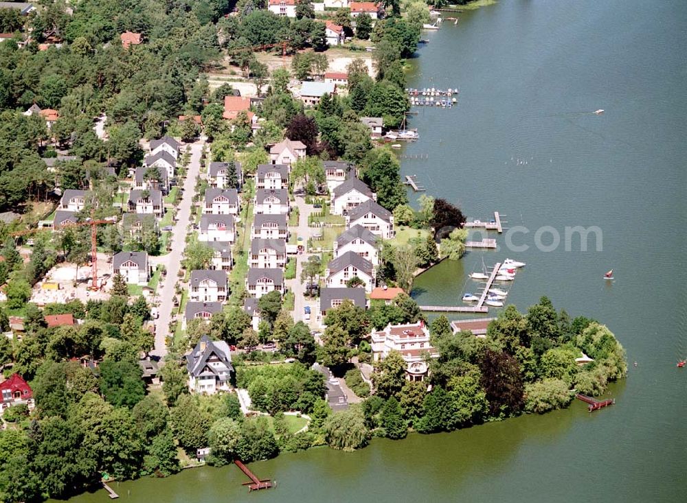 Zeuthen from the bird's eye view: Fast fertige Bauabschnitte der Wohnsiedlung der EDR GmbH auf dem Gelände des ehem. DDR-Diplomatenclubs am Zeuthener See.