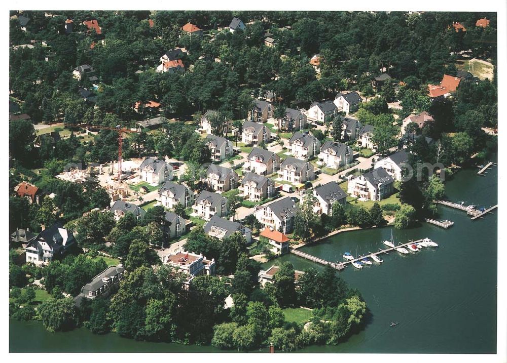 Aerial image Zeuthen - Fast fertige Bauabschnitte der Wohnsiedlung der EDR GmbH auf dem Gelände des ehem. DDR-Diplomatenclubs am Zeuthener See.