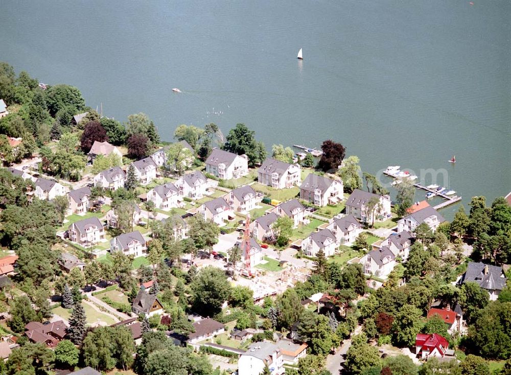 Aerial photograph Zeuthen - Fast fertige Bauabschnitte der Wohnsiedlung der EDR GmbH auf dem Gelände des ehem. DDR-Diplomatenclubs am Zeuthener See.