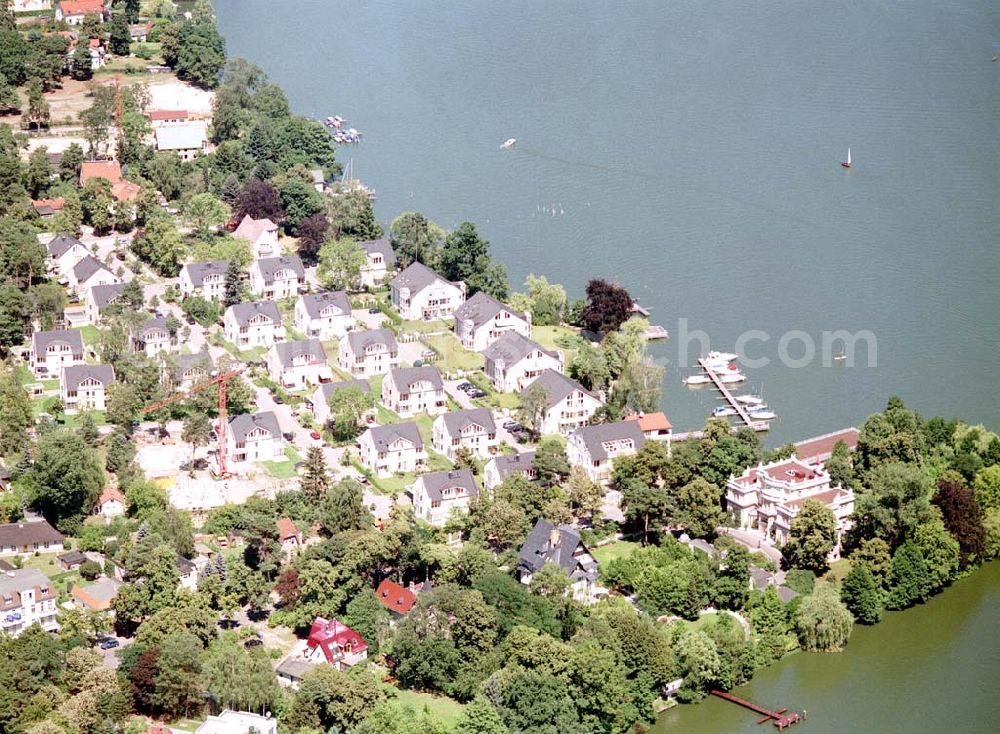 Zeuthen from above - Fast fertige Bauabschnitte der Wohnsiedlung der EDR GmbH auf dem Gelände des ehem. DDR-Diplomatenclubs am Zeuthener See.