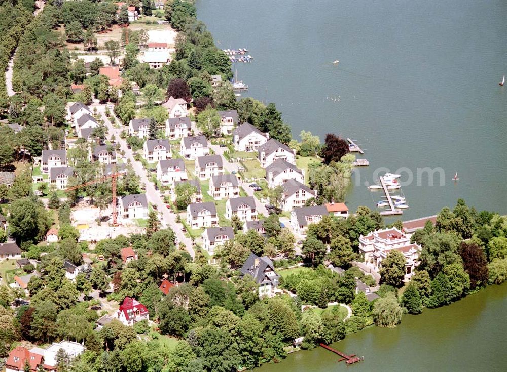 Zeuthen from the bird's eye view: Fast fertige Bauabschnitte der Wohnsiedlung der EDR GmbH auf dem Gelände des ehem. DDR-Diplomatenclubs am Zeuthener See.