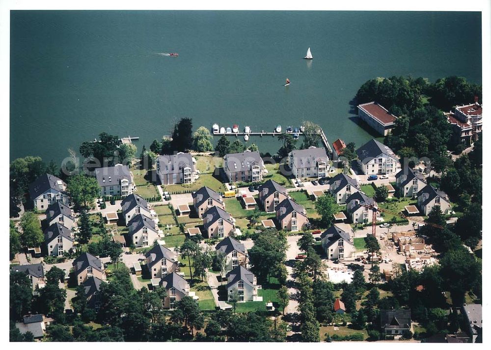 Aerial image Zeuthen - Fast fertige Bauabschnitte der Wohnsiedlung der EDR GmbH auf dem Gelände des ehem. DDR-Diplomatenclubs am Zeuthener See.