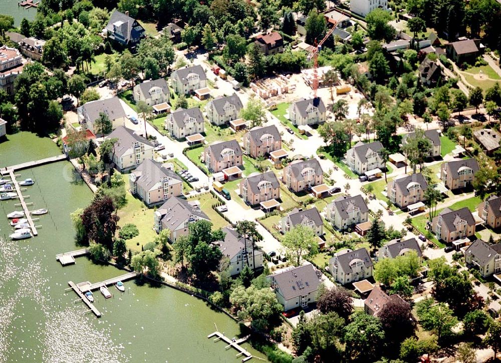 Zeuthen from the bird's eye view: Fast fertige Bauabschnitte der Wohnsiedlung der EDR GmbH auf dem Gelände des ehem. DDR-Diplomatenclubs am Zeuthener See.