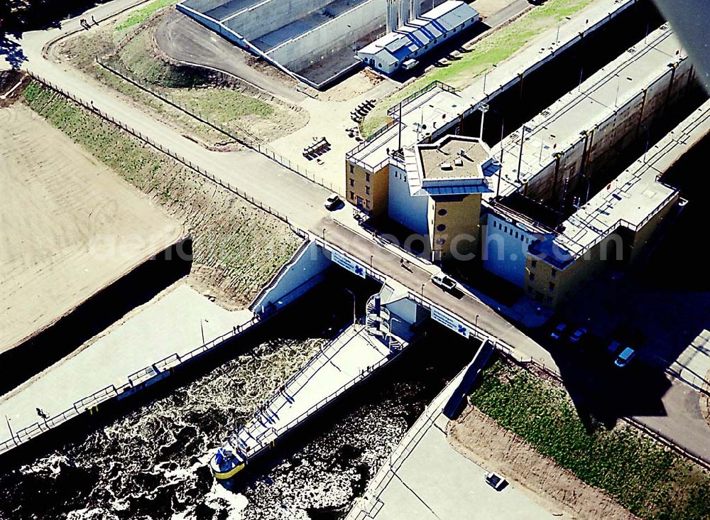 Aerial image Hohenwarthe / Sachsen-Anhalt - Fast fertige Doppelsparschleuse Hohenwarthe am Elbe-Havel-Kanal am Wasserstraßenkreuz Magdeburg in Sachsen-Anhalt. 14.10.03