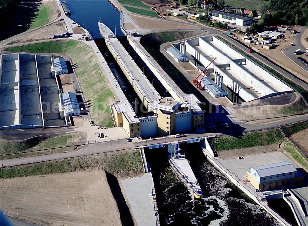 Aerial photograph Hohenwarthe / Sachsen-Anhalt - Fast fertige Doppelsparschleuse Hohenwarthe am Elbe-Havel-Kanal am Wasserstraßenkreuz Magdeburg in Sachsen-Anhalt. 14.10.03