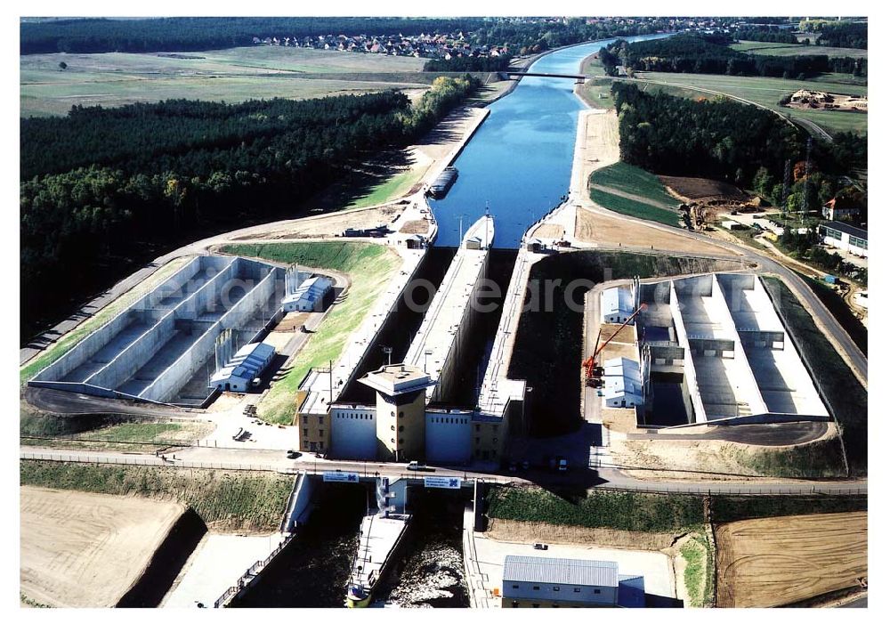 Hohenwarthe / Sachsen-Anhalt from above - Fast fertige Doppelsparschleuse Hohenwarthe am Elbe-Havel-Kanal am Wasserstraßenkreuz Magdeburg in Sachsen-Anhalt. 14.10.03