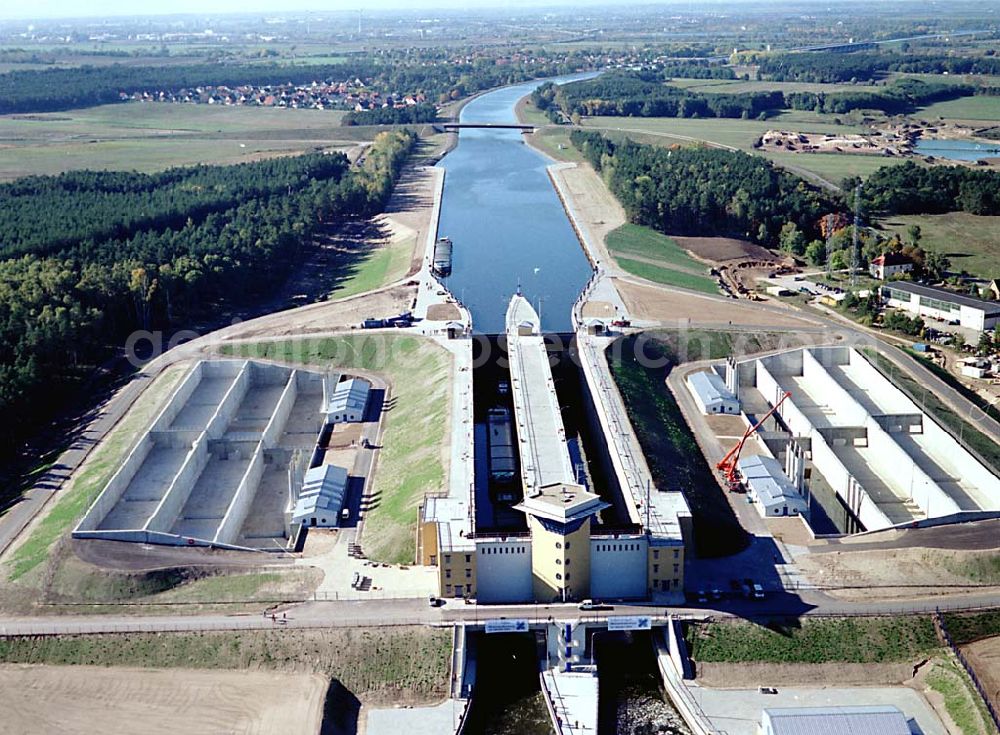 Hohenwarthe / Sachsen-Anhalt from the bird's eye view: Fast fertige Doppelsparschleuse Hohenwarthe am Elbe-Havel-Kanal am Wasserstraßenkreuz Magdeburg in Sachsen-Anhalt. 14.10.03