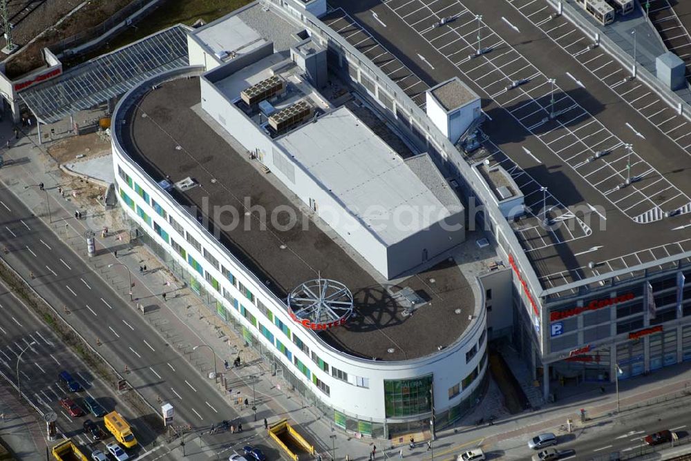 Berlin from the bird's eye view: Fast fertige Erweiterungsbaustelle Ringcenter 3 der ECE GmbH an der Frankfurter Allee in Berlin-Friedrichshain.