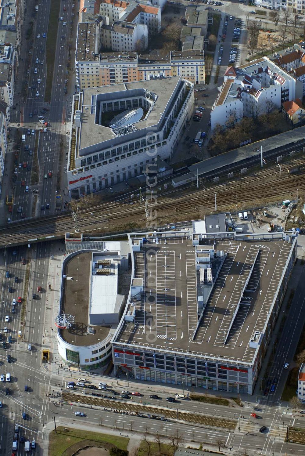 Berlin from above - Fast fertige Erweiterungsbaustelle Ringcenter 3 der ECE GmbH an der Frankfurter Allee in Berlin-Friedrichshain.