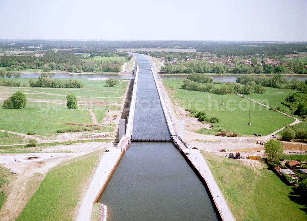 Hohenwarthe / Sachsen-Anhalt from the bird's eye view: Fast fertige Trogbrücke zwischen dem Mittellandkanal und dem Elbe-Havel-Kanal über der Elbe am Wasserstraßenkreuz Magdeburg in Sachsen-Anhalt.