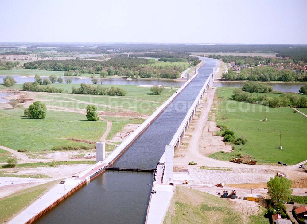 Aerial image Hohenwarthe / Sachsen-Anhalt - Fast fertige Trogbrücke zwischen dem Mittellandkanal und dem Elbe-Havel-Kanal über der Elbe am Wasserstraßenkreuz Magdeburg in Sachsen-Anhalt.