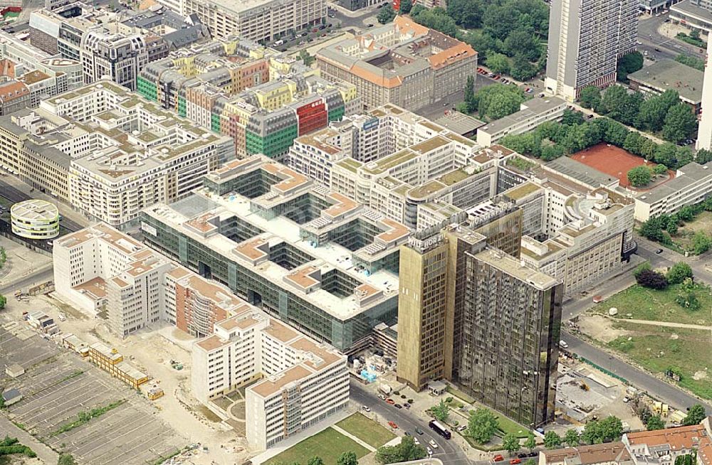 Aerial image Berlin - Kreuzberg - Fast fertiger Erweiterungsbau des Axel-Springer-Verlages in Berlin - Kreuzberg an der Axel-Springer-Straße.