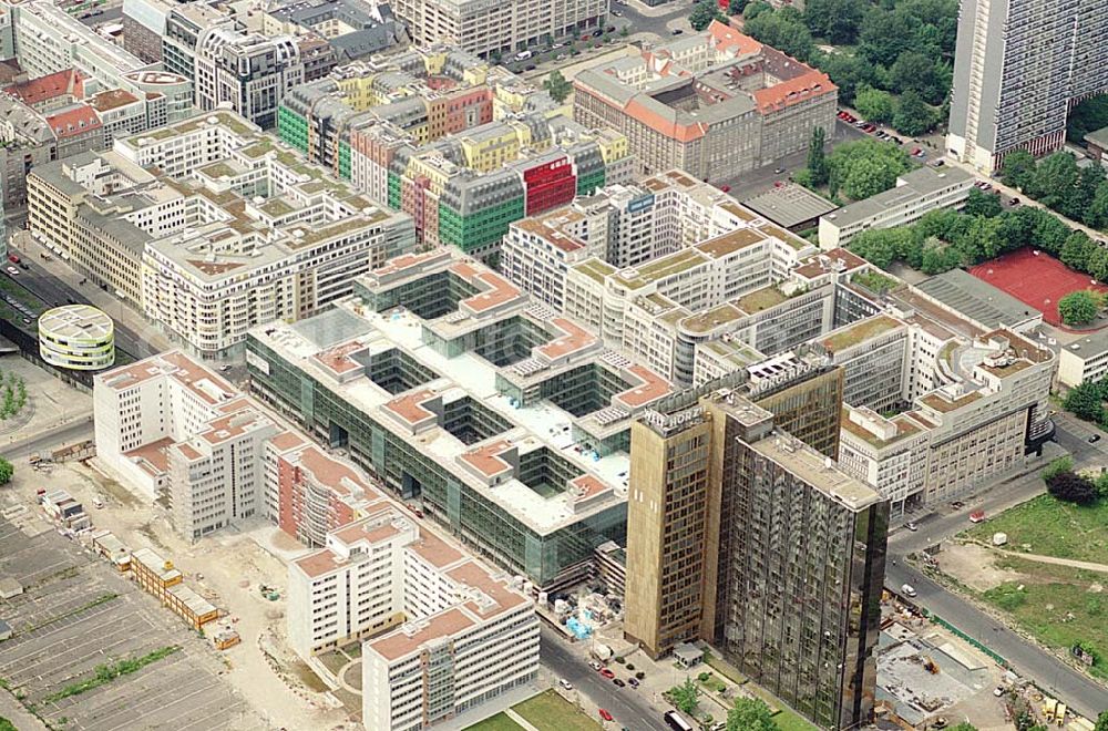 Aerial photograph Berlin - Kreuzberg - Fast fertiger Erweiterungsbau des Axel-Springer-Verlages in Berlin - Kreuzberg an der Axel-Springer-Straße.