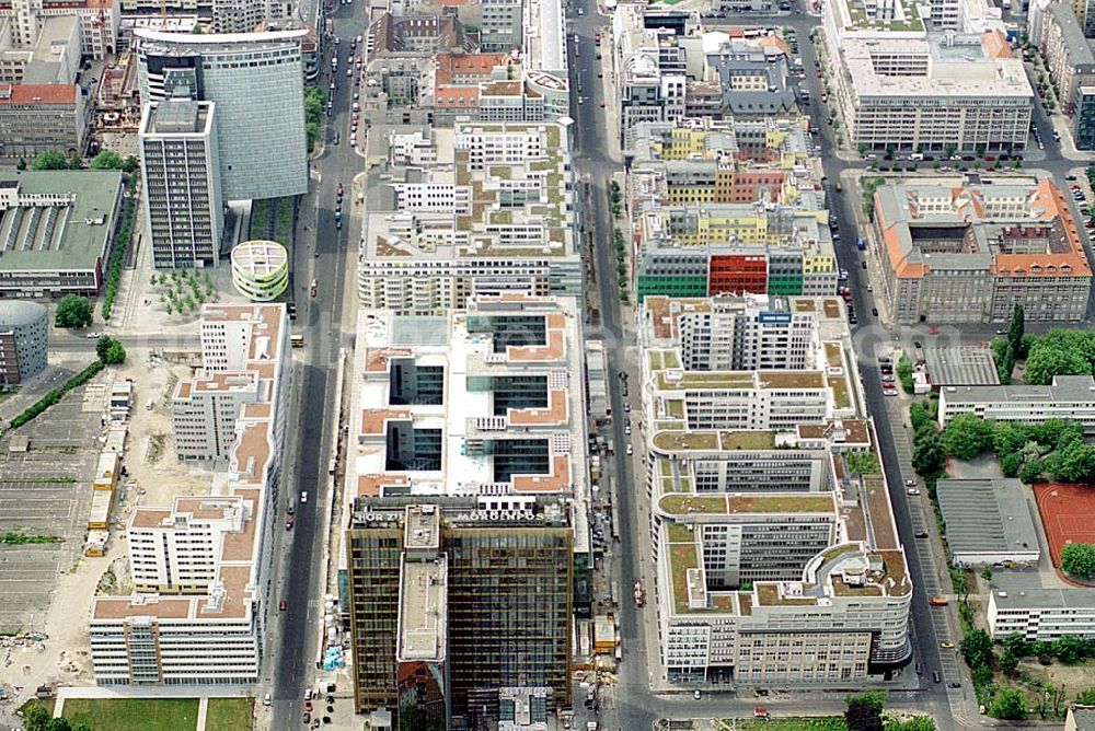 Berlin - Kreuzberg from above - Fast fertiger Erweiterungsbau des Axel-Springer-Verlages in Berlin - Kreuzberg an der Axel-Springer-Straße.