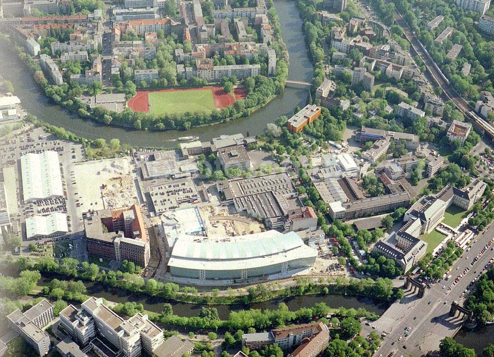 Berlin - Charlottenburg from the bird's eye view: Fast fertiger Neubau der Mercedes - Benz - Niederlassung in Berlin - Charlottenburg am Salzufer.