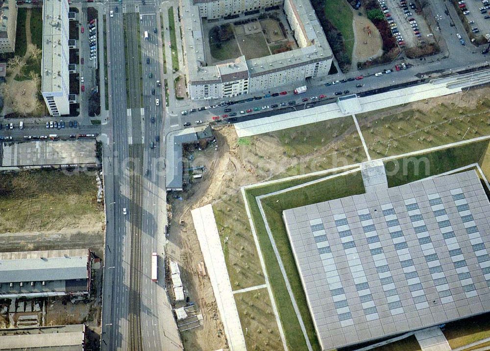 Berlin - Friedrichshain from above - Fast fertiger Neubau der Sportstätten an der Landsberger Allee der OSB-Sportstättenbau GmbH in Berlin - Friedrichshain.