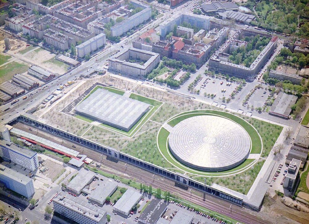 Berlin - Friedrichshain from above - Fast fertiger Sportkomplex an der Landsberger Allee in Berlin-Friedrichshain.