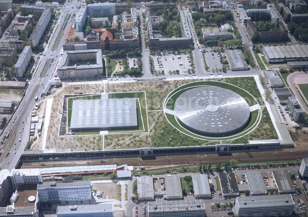 Berlin-Friedrichshain from the bird's eye view: Fast fertiger Sportstättenkomplex der OSB-Sportstättenbau GmbH Berlin an der Landsberger Allee in Berli-Friedrichshain.