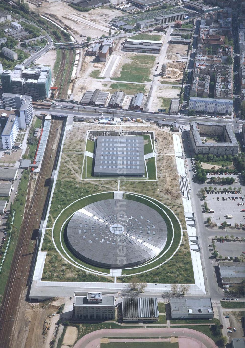 Berlin-Friedrichshain from above - Fast fertiger Sportstättenkomplex der OSB-Sportstättenbau GmbH Berlin an der Landsberger Allee in Berli-Friedrichshain.