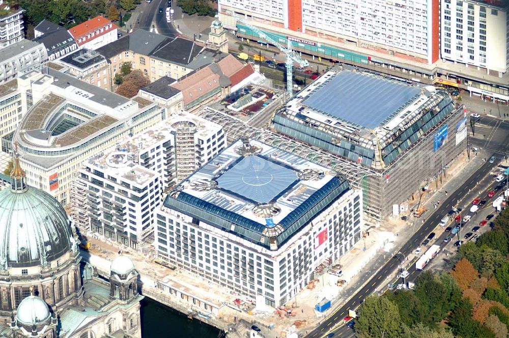 Berlin / Mitte from the bird's eye view: Fast fertiges DOM Aquarree der DIFA HH am Berliner Dom in Berlin - Mitte, an der Museumsinsel, der Spree und der Karl-Liebknecht-Strasse, gegenüber dem Berliner Dom