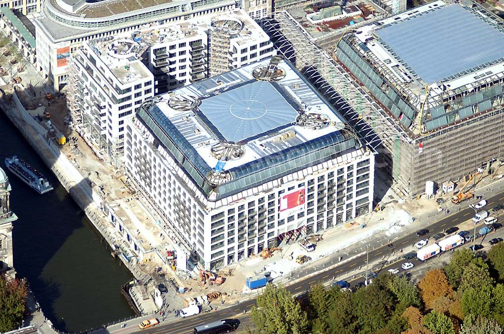 Aerial photograph Berlin / Mitte - Fast fertiges DOM Aquarree der DIFA HH an der Museumsinsel, gegenüber dem Berliner Dom in Berlin - Mitte