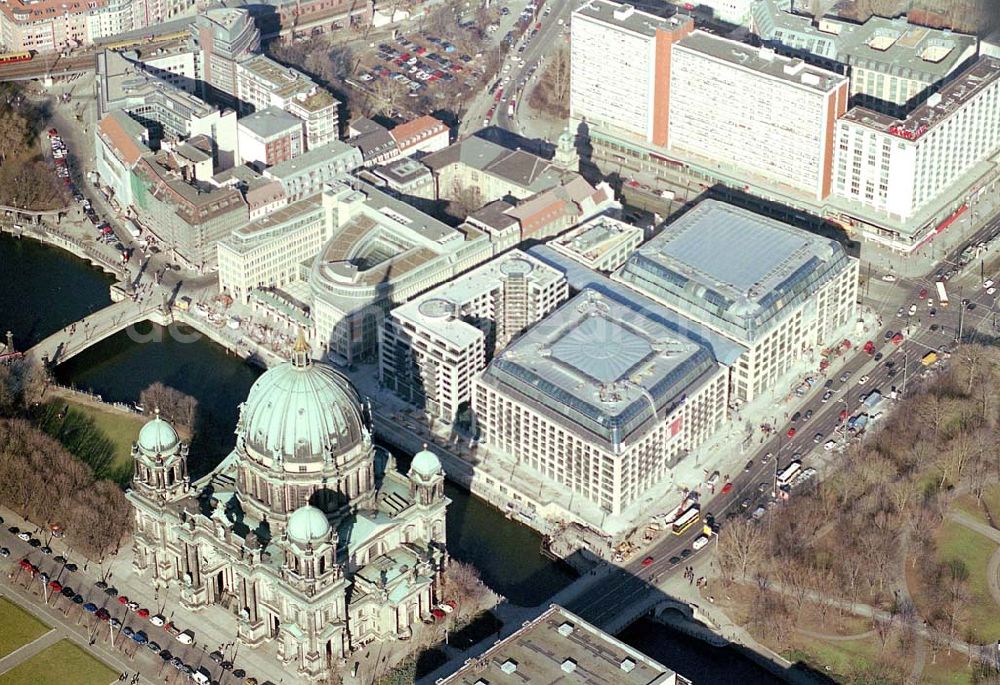 Berlin from the bird's eye view: Fast fertiges DOM Aquarree der DIFA HH an der Museumsinsel, gegenüber dem Berliner Dom in Berlin - Mitte