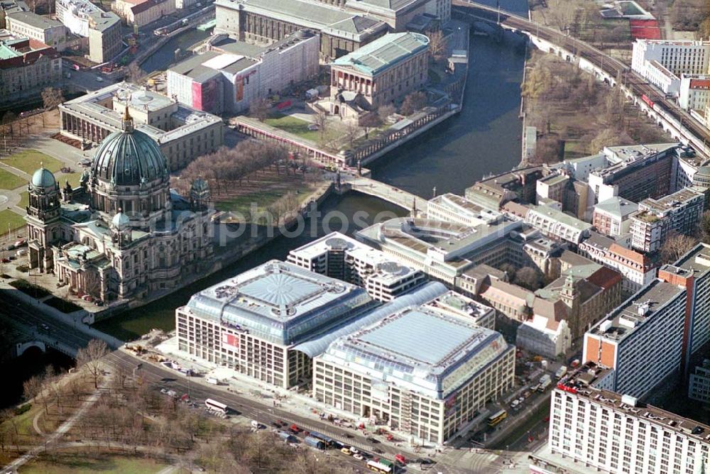 Berlin from the bird's eye view: Fast fertiges DOM Aquarree der DIFA HH an der Museumsinsel, gegenüber dem Berliner Dom in Berlin - Mitte