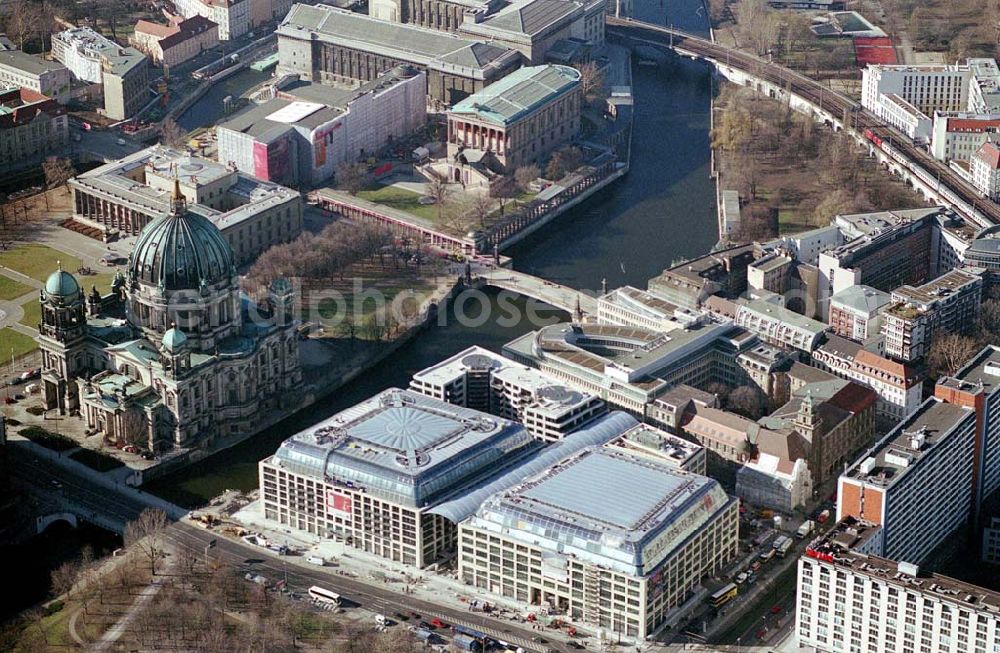 Aerial photograph Berlin - Fast fertiges DOM Aquarree der DIFA HH an der Museumsinsel, gegenüber dem Berliner Dom in Berlin - Mitte